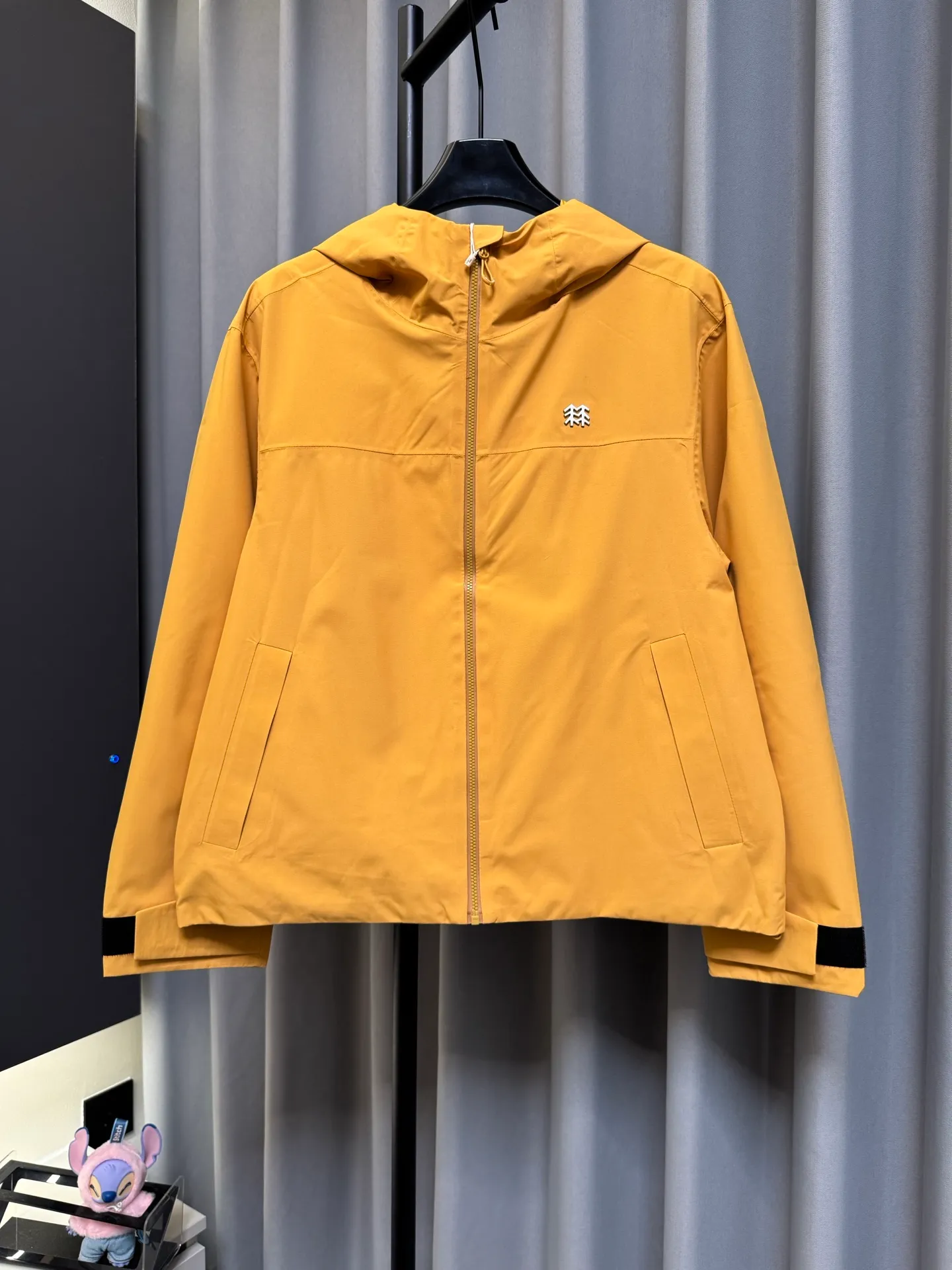 [Premium Reproduction] KOLON SPORT 26fw 2L Short Soft Shell Jacket Loose Waterproof Windproof Wear-Resistant Breathable Jacket (Yellow) Originally developed by b. The top version of this women's jacket is made of polyester fabric with waterproof, windproof and Wear-Resistant properties. It is equipped with a waterproof zipper. The hood, cuffs and hem are adjustable and have a loose fit. It is suitable for summer outdoor scenes and can also be used for daily commuting. It not only meets the needs of basic outdoor protection, but also has a dazzling color design, taking into account both practicality and appearance. It is suitable for women who pursue professional outdoor functions and value the dressing effect. It is positioned as a practical model that takes into account both outdoor and daily life. Look for the version. Size：xs/s/m/l/xl